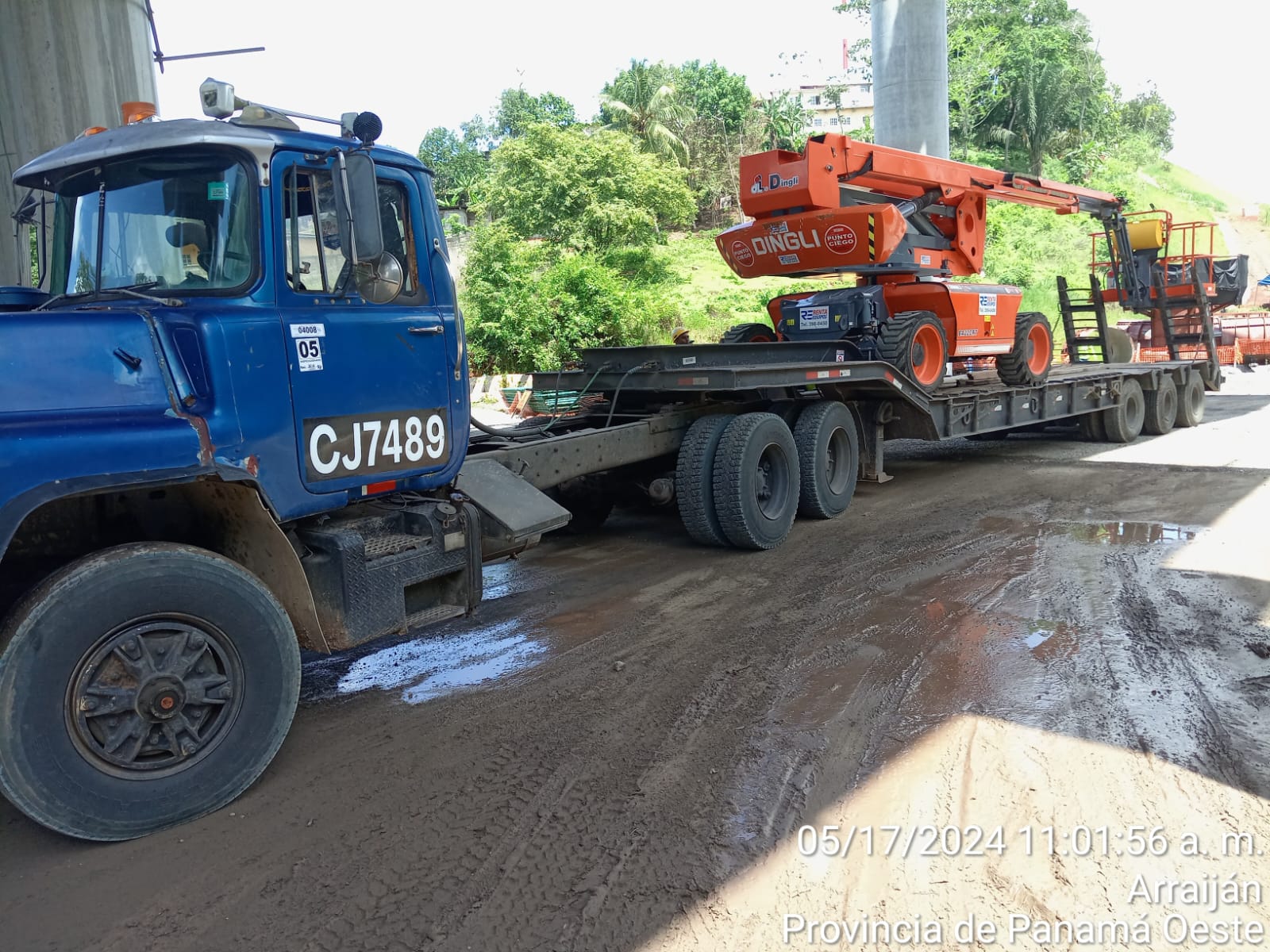 Transporte de maquinaria pesada en Cama Baja - AlquileryExcavacionpvsa Panamá