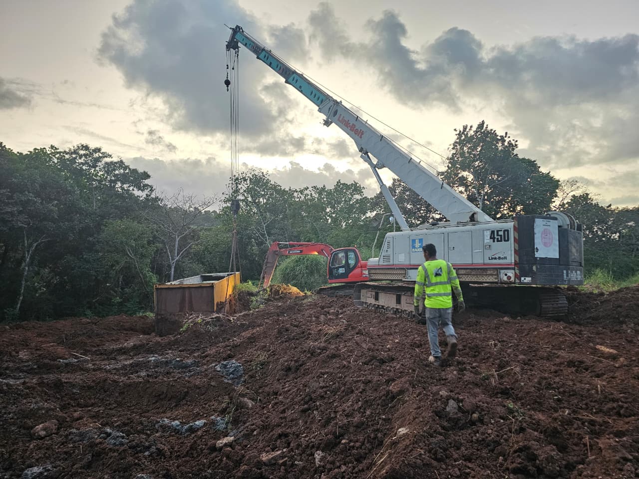 Servicio de Grúa Plataforma para equipos livianos en Panamá
