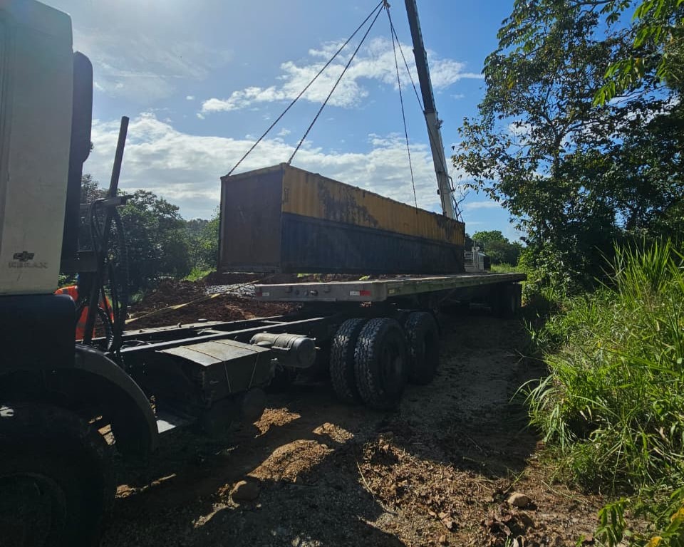 Transporte logístico de contenedores de puerto a proyecto
